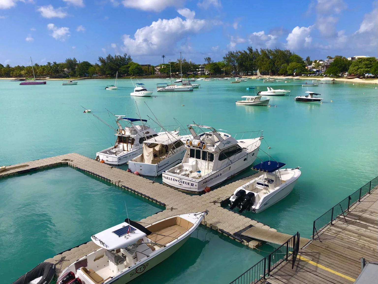 Bateaux sur les eaux turquoise de Grand Baie