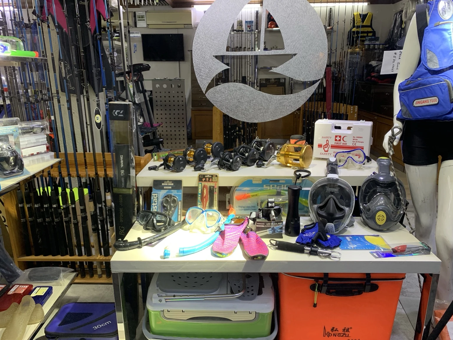 Moulinets, masques et accessoires au comptoir